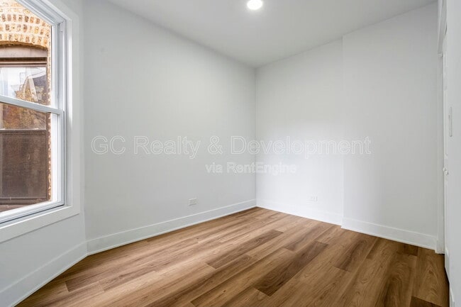 Building Photo - 3744 N Wilton Ave