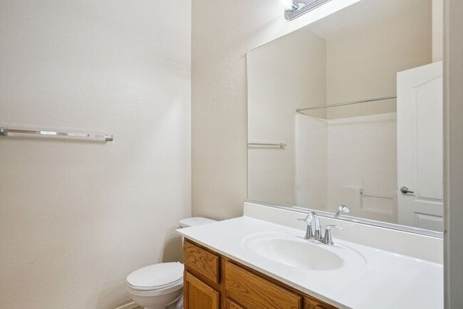 Building Photo - Charming 3-bed, 2-bath townhome in gated community!