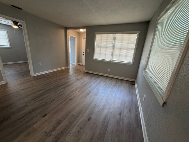 Building Photo - Welcome to St. Petersburg!!!