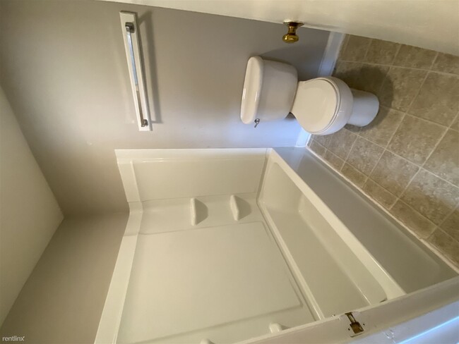 Building Photo - 2 br, 2.5 bath Townhome - Avery Close