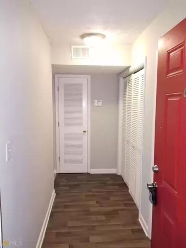 Building Photo - Room in 2 Bedroom Condo at Roberts Dr