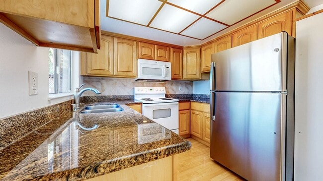 Building Photo - 4 Bedroom 2 Full Bathroom Single Family Ho...
