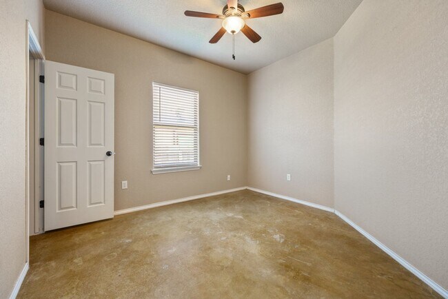 Building Photo - Nice 3 Bedroom Duplex located in New Braunfels!