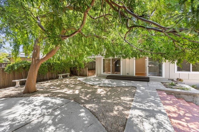 Building Photo - Spacious Menlo Park Retreat with 6 Bedroom...