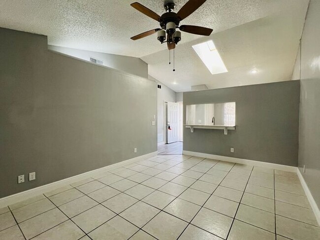 Building Photo - UCF Duplex