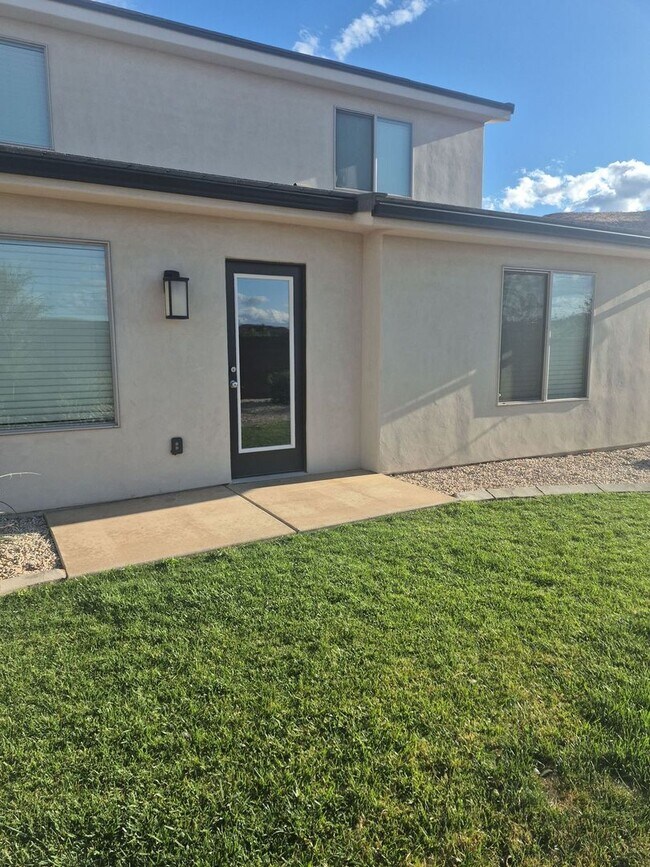 Building Photo - 4051 Cerro Wy
