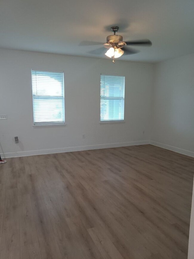 Building Photo - Spacious 4-Bedroom 2 Bathroom Apartment fo...