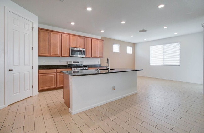 Building Photo - 1106 E Regent Dr