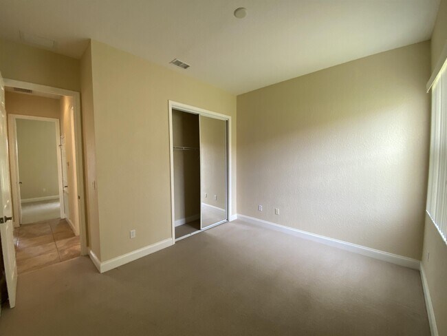 Building Photo - 452 Cinnamon Dr