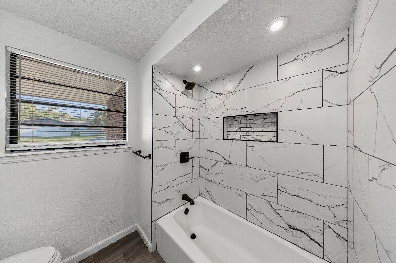 Building Photo - 3232 Parker Dr