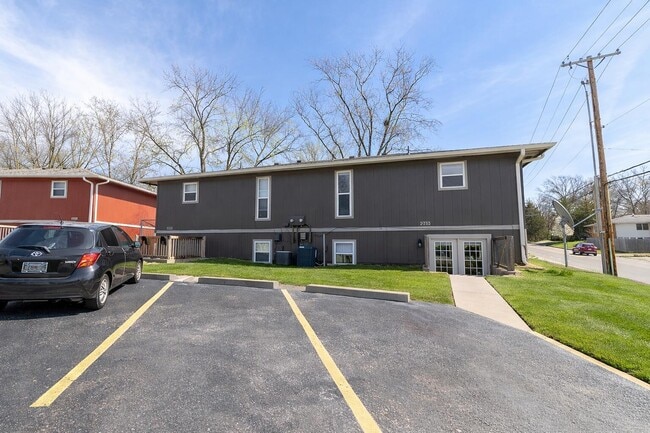 Building Photo - 201 Wheaton Ct