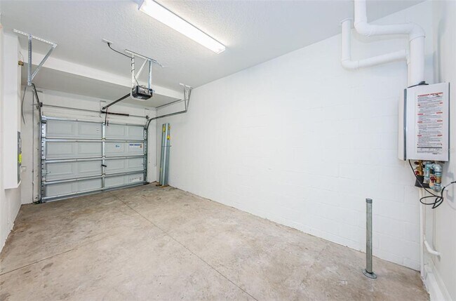 Building Photo - 8327 Crescent Oaks Dr