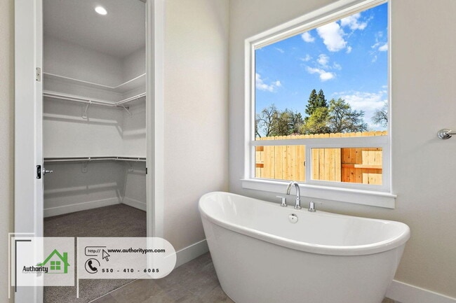 Building Photo - 2836 River Dr