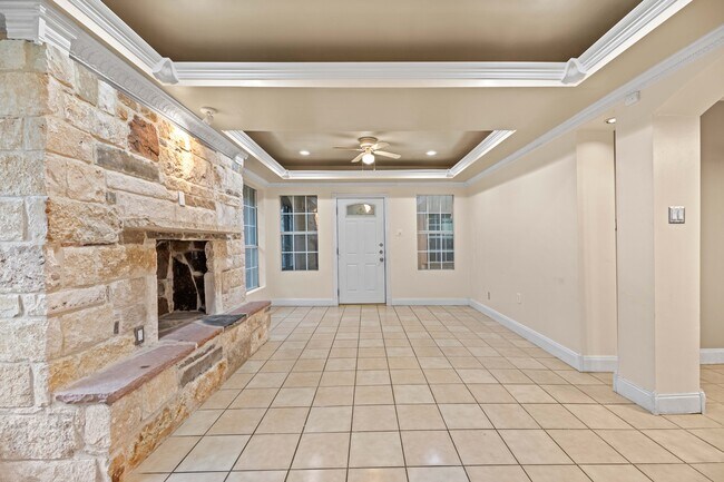 LIVING RM - 606 W Pembroke Ave