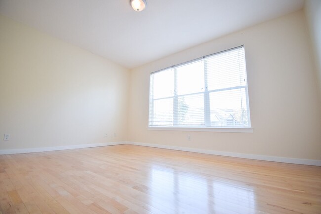 Building Photo - NEW LOWERED RENT!!!  $1,000 Move-in Specia...