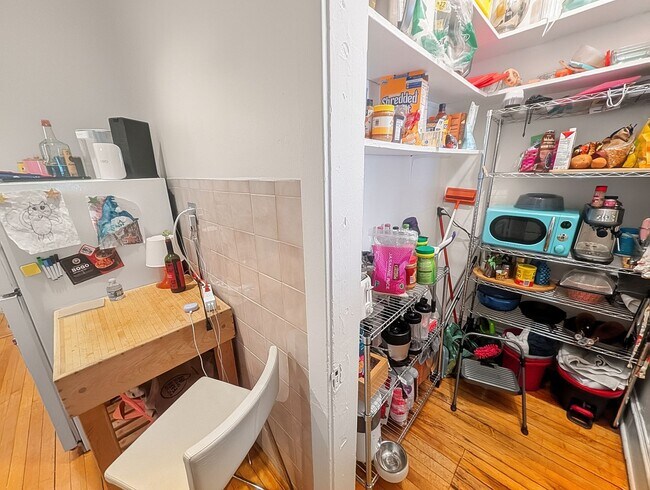 Building Photo - Very Spacious 2 BR/1 BA in Wrigleyville