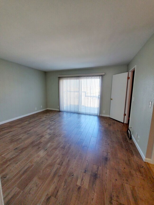 Building Photo - Updated 3bd/2ba House One Block from Ocean...