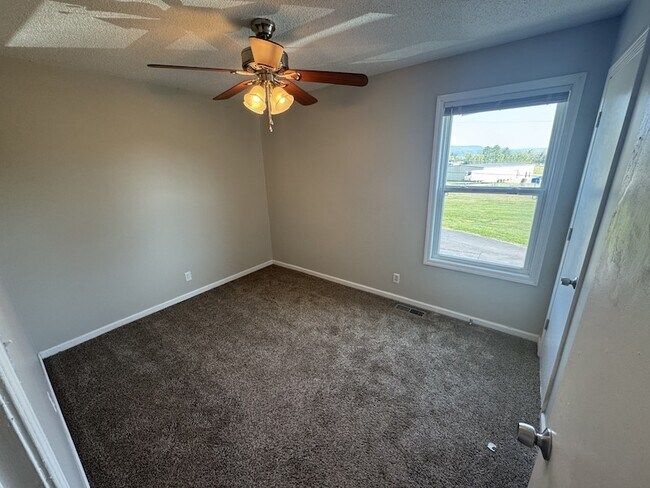 Building Photo - 179 Ingle Dr