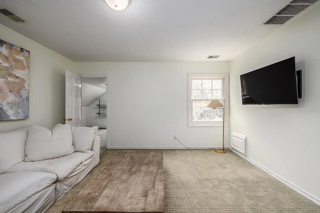 Building Photo - Experience the Charm of a Portland Heights...