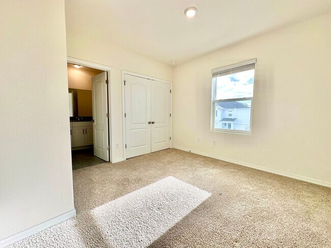 Building Photo - Fresh, modern & convenient 3Bedrooms/2.5Baths home in Daytona Beach!