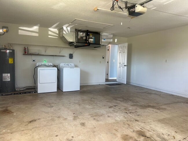 Building Photo - Available now! 3BR/2BA Single Family Home