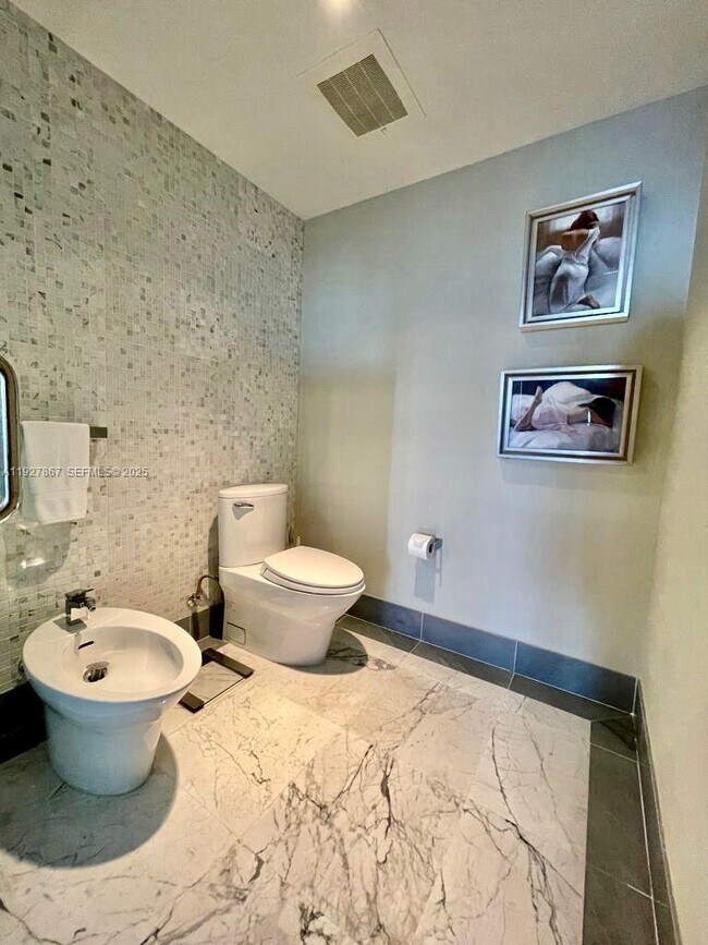 Building Photo - 200 Biscayne Blvd Way