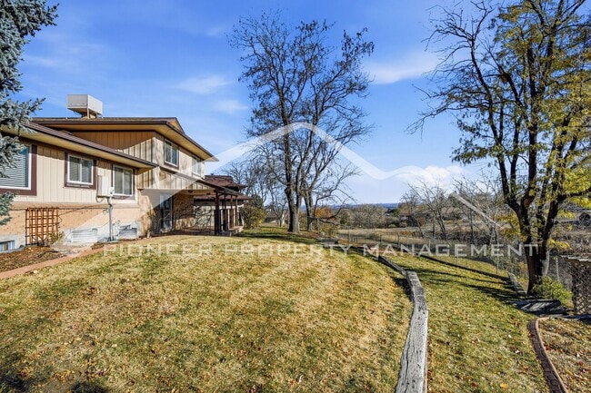 Building Photo - Spacious Home with 2 Car Garage and Centra...