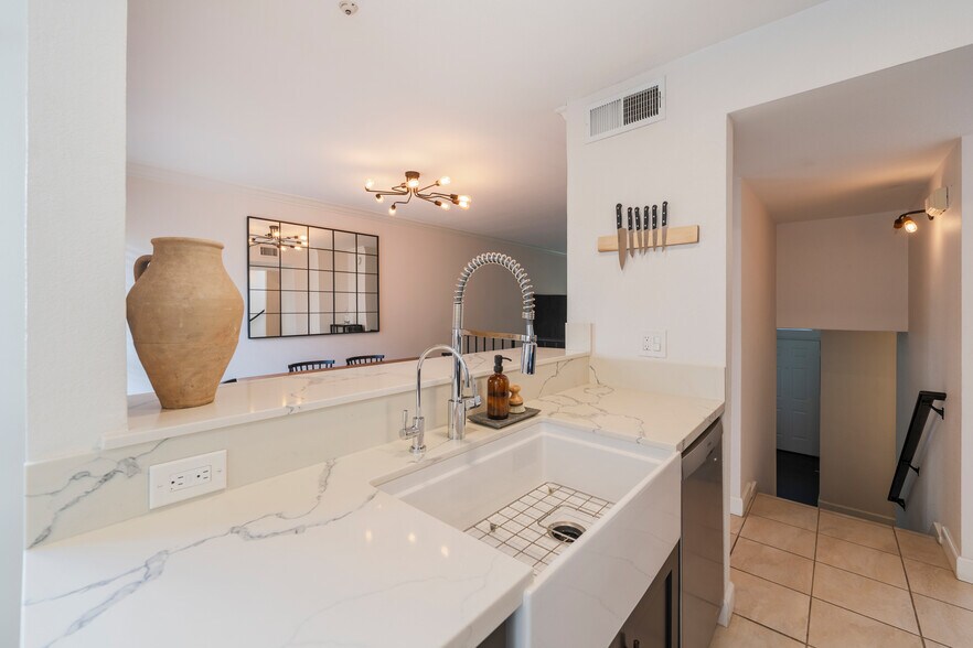 Building Photo - 5455 Sylmar Ave