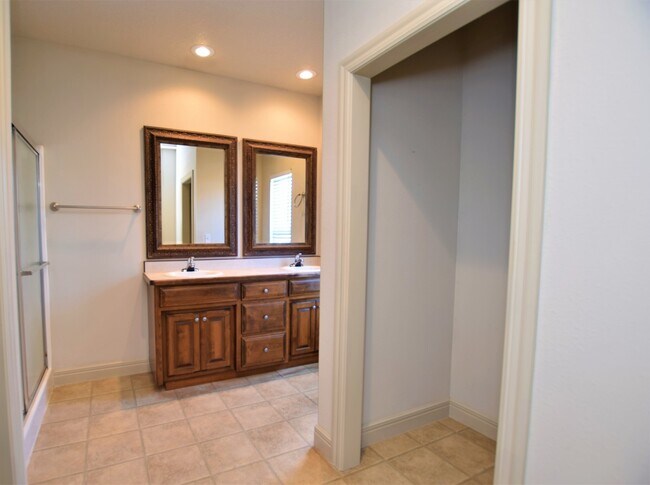 Building Photo - 1008 Southgate Circle
