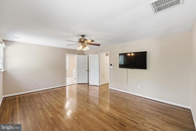 Building Photo - 9904 Hall Rd