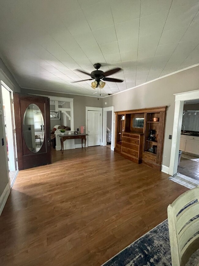 Building Photo - 606 N Court