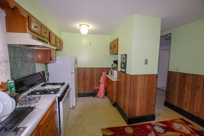 Building Photo - 159 Forest St