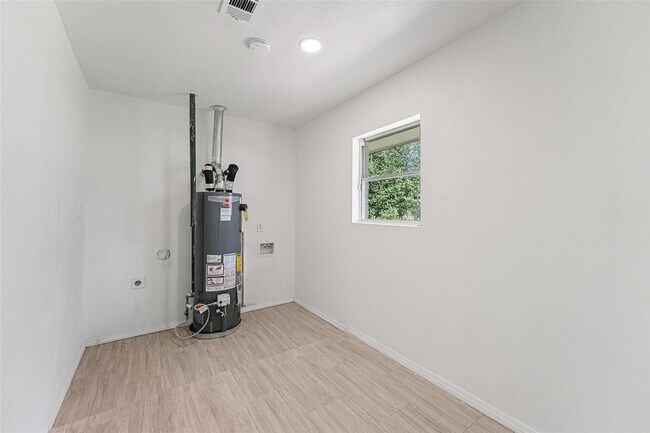 Building Photo - 5010 W 43rd St