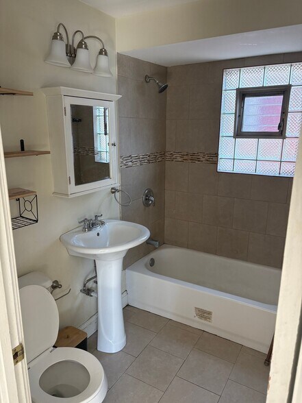 Building Photo - 1515 W Wilson Ave