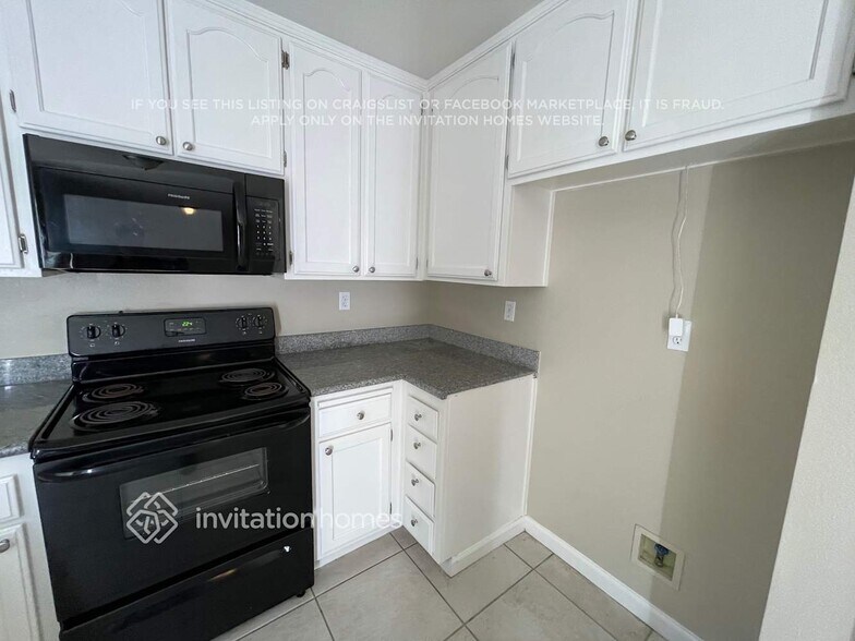 Building Photo - 327 Parkside Dr