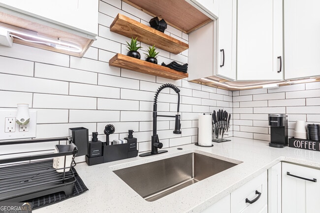 Building Photo - 330 Macon Ave