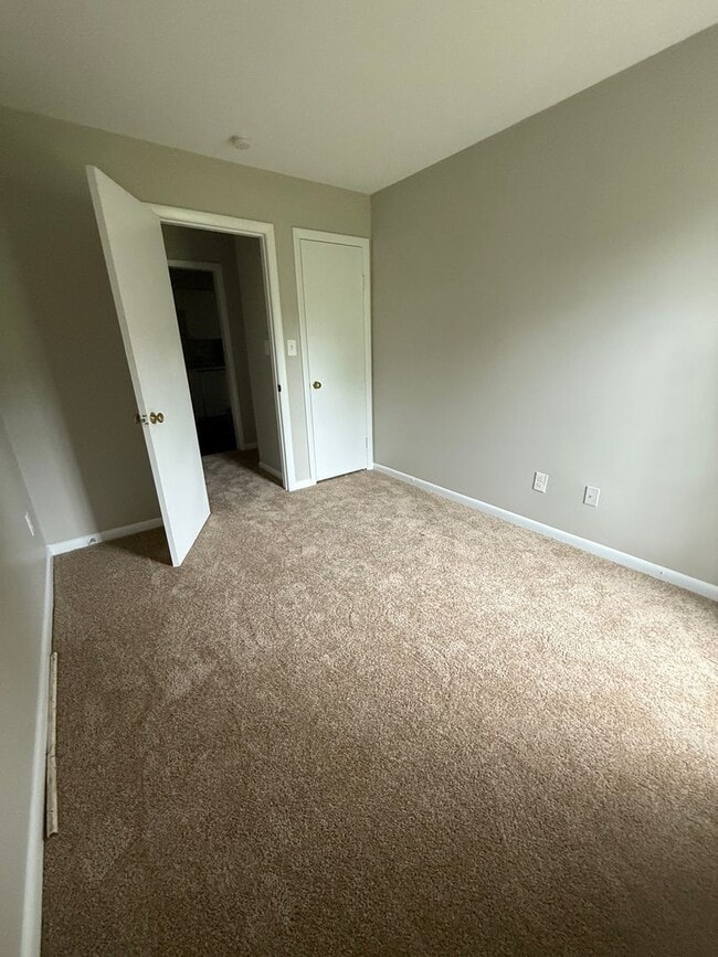 Building Photo - Beautiful Updated 3 Bedroom, 2 Bathroom To...