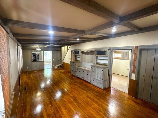 Building Photo - 3 bed 1 bath, Month to Month in the middle...
