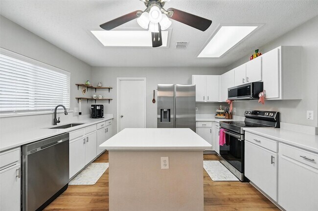 Building Photo - 636 Capricorn St