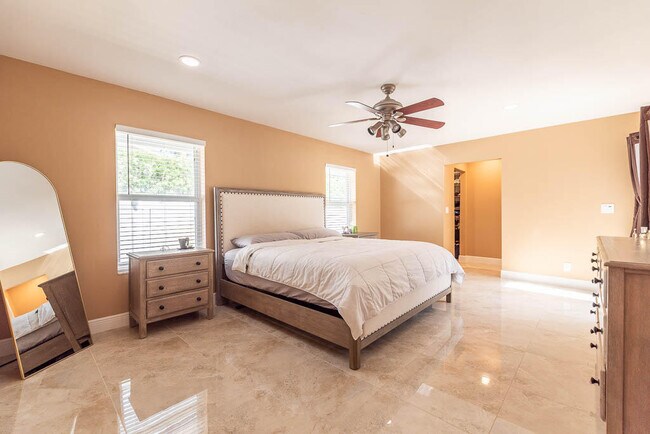 Building Photo - 5290 Pine Tree Dr