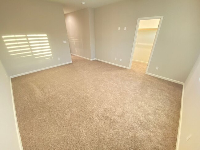 Building Photo - Modern 4-Bedroom Home in Northeast Bakersfield