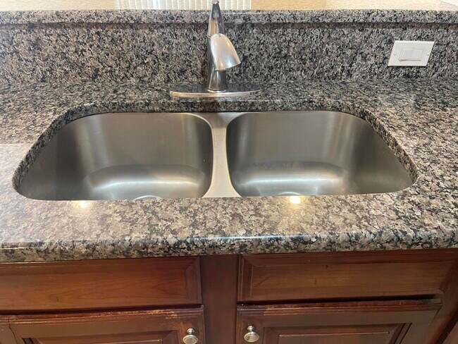 Building Photo - 1964 Providence Pl