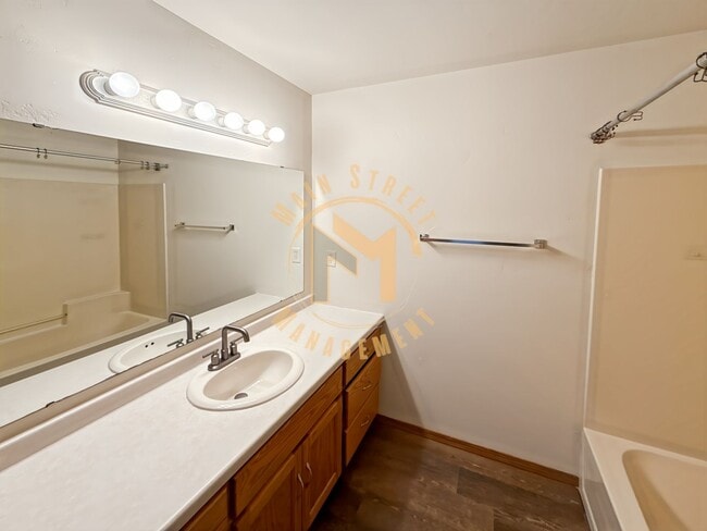 Building Photo - Executive Duplex 3 Bed 2.5 Bath 2.5 Stall Garage