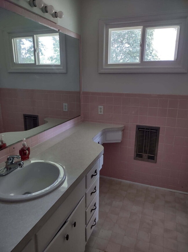 Building Photo - Furnished Charming 1-Bedroom with Private On-Suite Bathroom in Pfafftown!