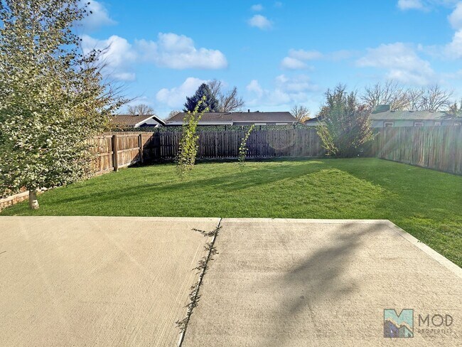 Building Photo - $0 DEPOSIT OPTION. SPACIOUS 4-BEDROOM, 3.5...