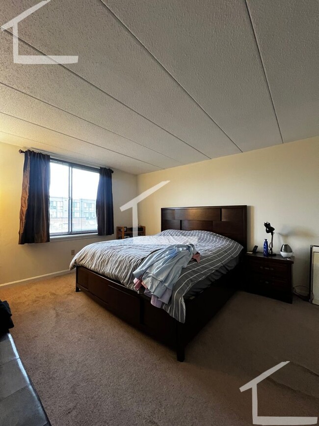 Building Photo - Comfortable Luxury Apartment with Stunning...