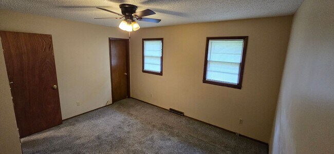 Building Photo - 3 Bedroom 2 Bathroom home near Cowden Elementary for $1395!