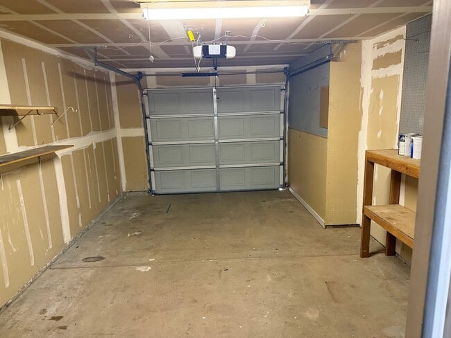 Building Photo - Huge Three Bedroom Townhouse with Garage and Backyard!