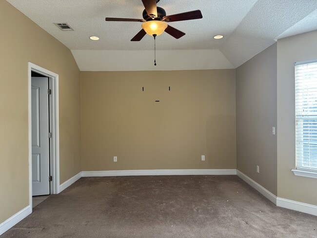 Building Photo - 59 Forest St NE