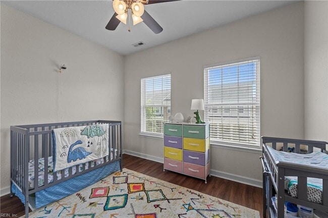 Building Photo - 3 Story Townhouse-style Condo Near Town Ce...